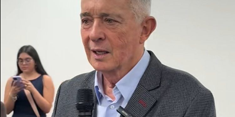 Álvaro uribe lanza duras críticas a Petro y advierte crisis en la frontera con Ecuador