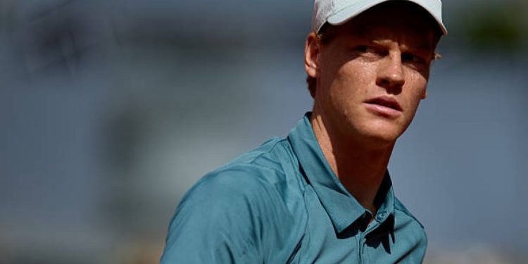 Sinner cuestiona a la ATP por los horarios: “Jugar tan tarde afecta cuerpo y mente”