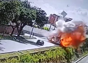 Video muestra explosión de buseta con explosivos cerca del Batallón Pichincha en Cali