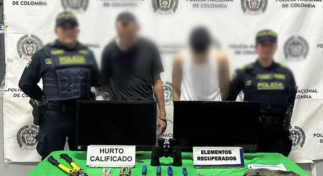 Dos capturados en flagrancia por hurto a local comercial en el norte de Barranquilla