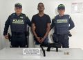 Capturan a hombre armado con una mini uzi en el mercado de Soledad