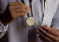 Cargos a médica por presuntamente no activar protocolos de atención en caso de abuso sexual a menor de edad