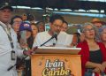 “Por Barranquilla comienza el segundo gobierno progresista”: Iván Cepeda cerró campaña con fuerte discurso en el Caribe En medio de una masiva concentración en el Par Vial de la carrera 50, en Barranquilla, el candidato presidencial Iván Cepeda Castro cerró oficialmente su campaña este domingo, asegurando que desde la capital del Atlántico “comienza el segundo gobierno progresista”. “En Barranquilla termina la campaña, comienza la victoria y el segundo Gobierno progresista”, afirmó el aspirante, quien expresó su “convicción plena de triunfar en primera vuelta”, durante su intervención ante miles de asistentes. El senador destacó algunos de los que calificó como logros del actual gobierno en la ciudad, entre ellos la reducción de la pobreza y la gratuidad en la educación pública, señalando que estas políticas deben profundizarse en una eventual nueva administración. En su discurso, Cepeda también se refirió a la situación del Caribe colombiano, especialmente a las tarifas de energía, indicando que este será uno de los temas prioritarios de su eventual gobierno. “Debemos resolver de manera definitiva la falta de energía y de tarifas eléctricas exorbitantes”, señaló. Rodeado de dirigentes políticos, senadores electos y asesores de campaña, el candidato presentó los que denominó como los “ocho rasgos” de su propuesta de gobierno, centrados en justicia social, equidad y fortalecimiento del Estado para los sectores más vulnerables. Cepeda insistió en que su eventual administración estará enfocada en las comunidades históricamente excluidas. “Nuestro principal compromiso será con los pobres, con las comunidades marginadas, las víctimas de la violencia y con quienes han soportado las peores injusticias sociales”, expresó. También aseguró que su gobierno buscará impulsar una economía productiva donde “todos puedan crecer juntos”, rechazando la concentración de la riqueza. En materia institucional, prometió una política de “manos limpias” contra la corrupción, afirmando que no habrá privilegios ni excepciones en la lucha contra este fenómeno. Asimismo, planteó un modelo de “austeridad republicana”, con reducción de gastos y mayor control del uso de los recursos públicos. Finalmente, el candidato aseguró que su gobierno mantendrá un diálogo permanente con la ciudadanía y las organizaciones sociales, indicando que el Estado deberá funcionar desde los territorios y no de manera centralizada en la capital.