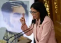 Delcy Rodríguez pide a jóvenes migrantes regresar a Venezuela para impulsar el desarrollo económico