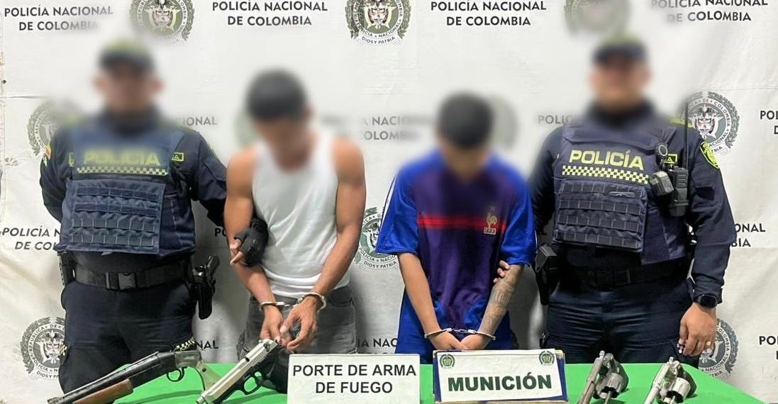 Caen dos hombres armados en el barrio La Luz: les hallaron cuatro armas de fuego