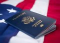 EE.UU. comenzará a revocar pasaportes a padres con deudas de manutención infantil superiores a 2.500 dólares