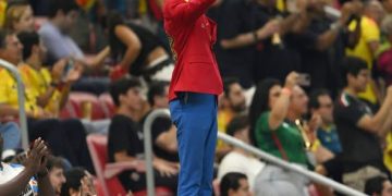 ¡“Que lo bajen”! El hincha del Congo se robó el show y las redes dicen que tenía el arco “rezado” ante Colombia