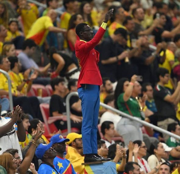 ¡“Que lo bajen”! El hincha del Congo se robó el show y las redes dicen que tenía el arco “rezado” ante Colombia