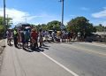 Bloqueada la vía Barranquilla–Santa Marta: Pescadores protestan por robo de motores en Tasajera