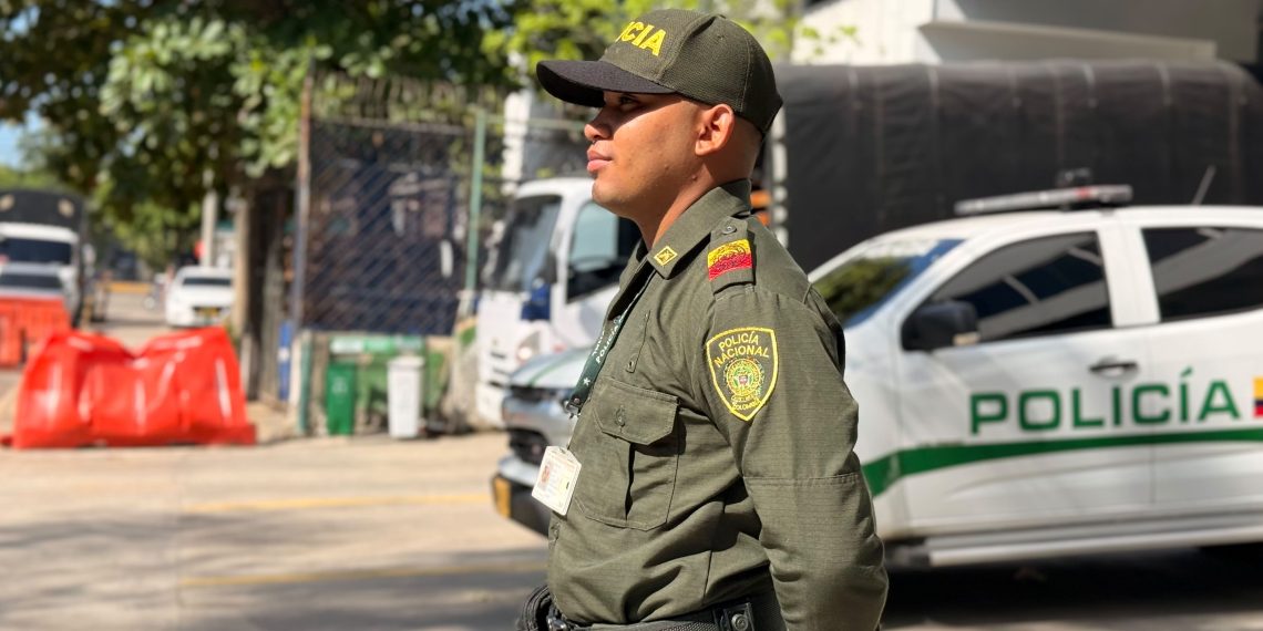 A sus 19 años, combina el servicio como auxiliar de policía con sus estudios para abrirse camino y brindar un mejor futuro a su familia
