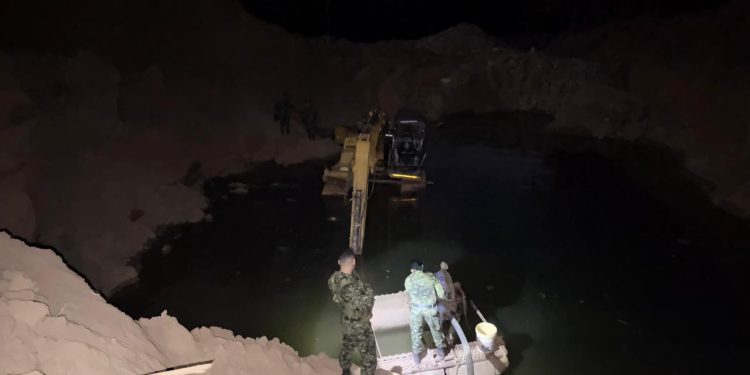 Ejército da golpe a las finanzas del GAO-r Estructura Ismael Ruiz en Chaparral, al inhabilitar una unidad minera ilegal