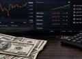 Dólar cae por debajo de los $3.200 y alcanza su nivel más bajo desde 2019