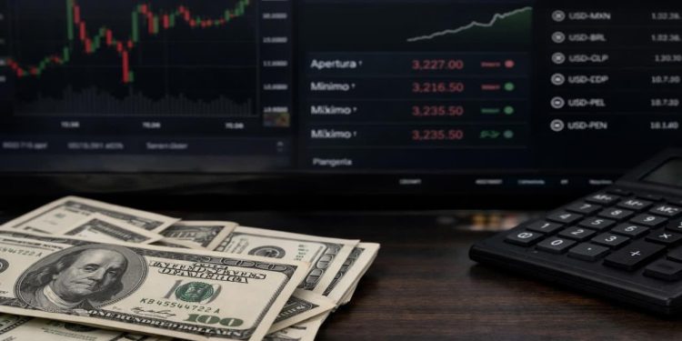 Dólar cae por debajo de los $3.200 y alcanza su nivel más bajo desde 2019