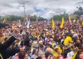 Tensión en el 20 de Julio: Multitud derriba las vallas de seguridad antes del discurso de Petro