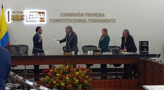 Enrique Gómez asume la Presidencia de la Comisión Primera del Senado tras ajustada votación