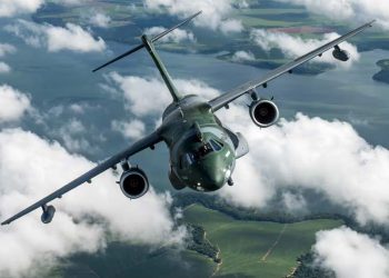 Revelan millonaria compra que dejaría lista Petro para la FAC: dos aviones brasileños por más de USD 366 millones