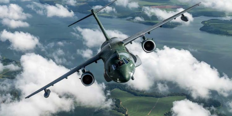 Revelan millonaria compra que dejaría lista Petro para la FAC: dos aviones brasileños por más de USD 366 millones