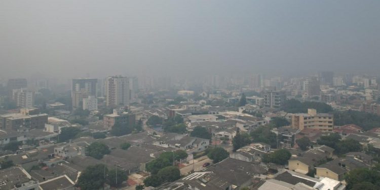 Incendio en la Isla Salamanca cubre a Barranquilla con una densa cortina de humo