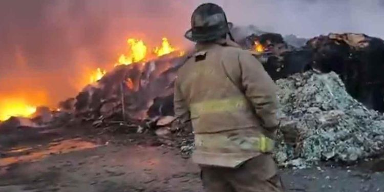 Incendio consumió por completo fábrica de colchones en Galapa: tres horas de trabajo para controlar la emergencia