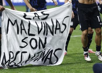Reino Unido pidió a la FIFA investigar pancarta de Argentina sobre las Malvinas