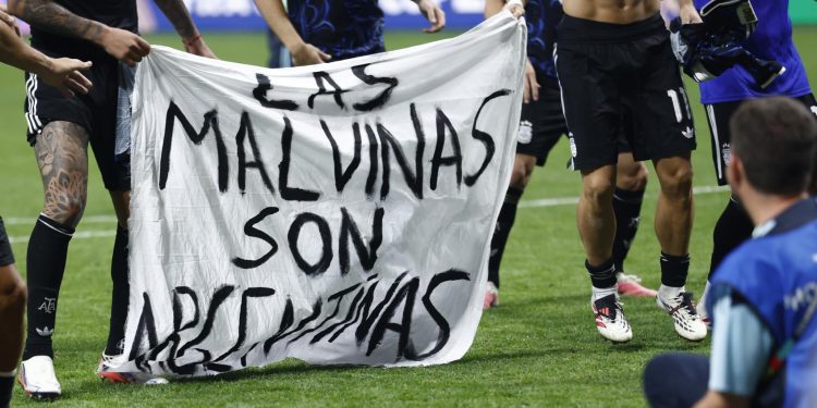 Reino Unido pidió a la FIFA investigar pancarta de Argentina sobre las Malvinas