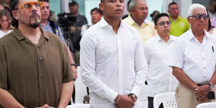 Luis Muriel fue condecorado con la Orden de Barlovento por la Asamblea del Atlántico
