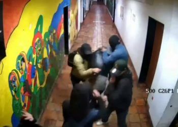 En video ataque a puñal contra representante estudiantil en la Universidad Nacional: sobrevivió gracias a su chaqueta