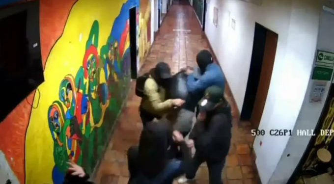 En video ataque a puñal contra representante estudiantil en la Universidad Nacional: sobrevivió gracias a su chaqueta