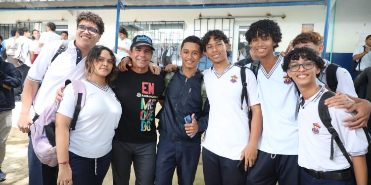 Alcalde Char supervisa obras en la IED Juan José Rondón