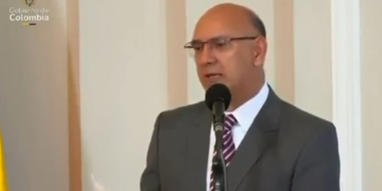 La Cruz de Boyacá para Guillermo Alfonso Jaramillo desata indignación en medio del colapso del sistema de salud