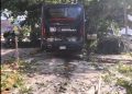 Bus de Transmetro perdió el control y chocó contra un árbol, un poste y una jardinera en Barranquilla