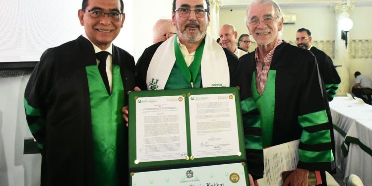 ‘Sergio Díaz-Granados refleja la esencia del Caribe’: Eduardo Verano, gobernador del Atlántico en homenaje de la Unisimón