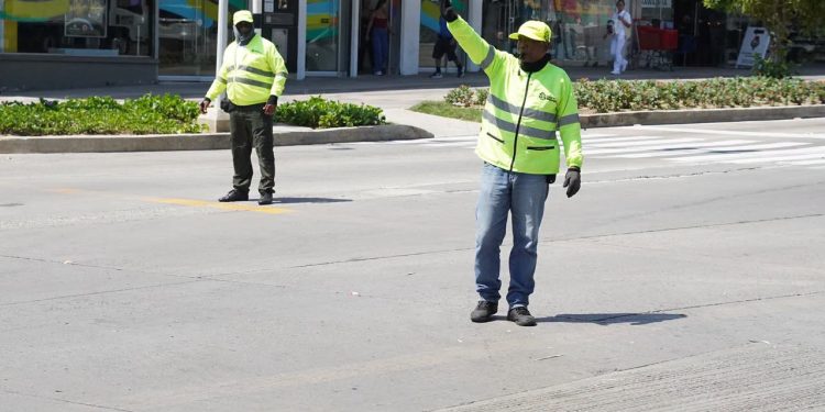 Cierre vial por instalación de puente peatonal elevado
