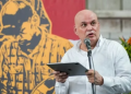 Consejo de Estado mantiene vigente el nombramiento de Salvatore Mancuso como gestor de paz El Consejo de Estado resolvió las medidas cautelares solicitadas dentro de las demandas presentadas contra la Resolución 244 de 2023, mediante la cual el presidente Gustavo Petro designó al exjefe paramilitar Salvatore Mancuso como gestor de paz, y concluyó que, por ahora, el acto administrativo continuará vigente. La decisión fue adoptada por la Sección Primera del alto tribunal al estudiar dos demandas acumuladas que cuestionaban la legalidad del nombramiento. En una de ellas se solicitó la suspensión provisional de la resolución al considerar que la designación desconocía los derechos de las víctimas de las extintas Autodefensas Unidas de Colombia (AUC) y presentaba presuntas irregularidades por no establecer límites temporales, geográficos ni funcionales para el ejercicio de las funciones asignadas a Mancuso. Sin embargo, el Consejo de Estado determinó que los demandantes no lograron demostrar, en esta etapa inicial del proceso, que la resolución vulnerara de manera evidente normas superiores que justificaran la adopción de una medida cautelar de suspensión. El alto tribunal explicó que, respecto a una de las demandas, no se cumplió con la carga argumentativa y probatoria requerida para acreditar que la designación del exjefe paramilitar implicara una violación manifiesta de los derechos de las víctimas o del ordenamiento jurídico. La decisión no significa un pronunciamiento definitivo sobre la legalidad del nombramiento, sino que permite que la Resolución 244 de 2023 continúe produciendo efectos mientras avanza el estudio de fondo de las demandas presentadas contra el acto administrativo. En consecuencia, Salvatore Mancuso mantiene, por el momento, su condición de gestor de paz, mientras el Consejo de Estado continúa analizando los argumentos jurídicos expuestos por las partes para determinar, en una sentencia posterior, si la designación se ajusta o no a la Constitución y la ley.