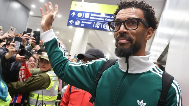 Vozinha aterrizó en chile para firmar contrato