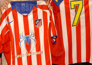Atlético de Madrid convirtió su camiseta en una cartelera de cine: la historia detrás del icónico patrocinio de Spider-Man